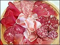 Nous faisons ripailles, et enchaînons avec un assortiment de charcuteries suisses dans lequel nous y trouverons aussi le "zampone". De quoi s'agit-il ?