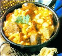 Vous n'avez pas eu envie de soupe bressane car vous saviez que venait ensuite le "locro argentin", et il ne s'agissait pas d'additionner les calories ! En effet, il est généreusement préparé avec du maïs, de la courge, des haricots et ------.