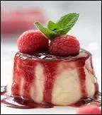 Il faut en finir, mais pas sans un dessert. Vous vous laisserez tenter par le goût acidulé du coulis des fruits rouges qui nappe joliment la délicate blancheur de la crème cuite.