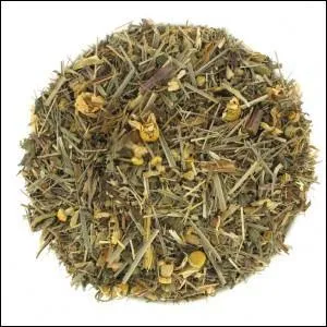 Garçon, s'il vous plaît, une tisane ! Il faut qu'elle soit vive, tonique, digestive. La citronnelle, la menthe poivrée, la cardamone, la réglisse, l'anis et des fleurs de matricaire devraient vous aider ! La matricaire, dites-vous ? Oui, son odeur rappelle celle de la ------.