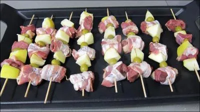 De quelle viande, joliment enroulée dans une tranche de poitrine salée, s'agit-il ?