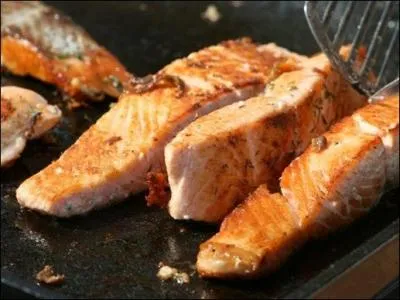 Poisson. Fondez pour sa saveur après avoir été attiré par sa jolie couleur nacrée et rosée.