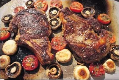 Viande. Grillées à point et accompagnées de petits légumes.