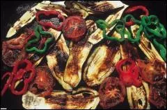 Légumes. Tomates, poivrons en rondelles, escalopes de champignons et :