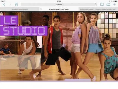 Qui est à côté de James ?