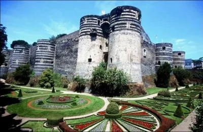 De ces quatre départements, lequel n'est pas frontalier du Maine-et-Loire ?