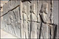 Qui sont les descendants directs des Perses que l'on voit gravés sur les murs de Persépolis ?