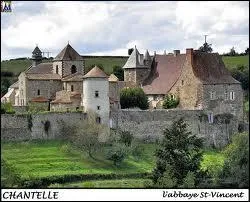 Nous partons à la découverte de l'abbaye Saint-Vincent de la commune auvergnate de Chantelle. Nous devons nous rendre dans le département ...