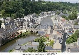 Cette image nous montrent deux villes bretonnes : Lanvallay d'un côté et Dinan de l'autre. Ces deux villes séparées par la Rance se situent dans le département ...