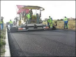 Il constitue les plus souvent la ou les couche(s) supérieure(s) d'une chaussée. En travaux publics, on appelle ça ...