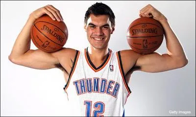 Comment se nomme le pivot néo-zélandais du Thunder faisant lui aussi partie des meilleurs rookies de la saison ?