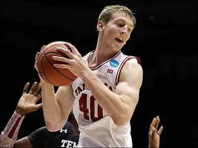 Lequel des frères Zeller est élu cette saison dans la deuxième meilleure équipe de rookies ?