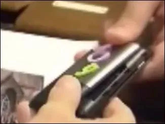 Qui a retrouvé le GSM de Joy au pied d'une poubelle ?