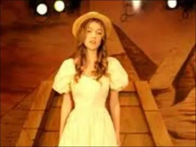 Dans une pièce de théâtre, Nina joue le rôle d'une jeune fille. Comment s'appelle-t-elle ?