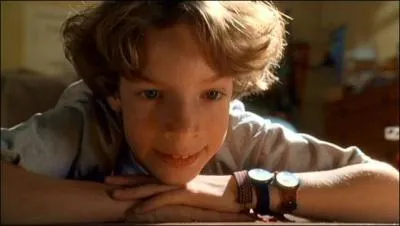 En 1995, il interprète le rôle de Omri dans le film "L'Indien du placard". Qui est-ce ?