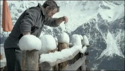 Ne mangez pas n'importe quoi ! Si un couvert est taché, on peut toujours le nettoyer avec un chiffon imprégné de cendres de cigarettes :