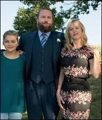 Son père, Rodolphe Bélier, a mis son plus beau costume car il a décidé de se présenter aux élections municipales de son village. Quel est le nom de cette ville du département de la Mayenne ?