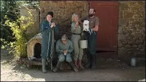 Des journalistes viennent faire un reportage sur sa vie à la ferme et enregistrer un interview dans le cadre de la campagne électorale. Pour quelle chaîne de télévision travaillent-ils ?