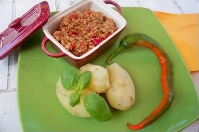 Si vous prenez du tendre veau, que vous le découpiez en petits dés, éminciez finement des oignons et des poivrons, mondiez et concassiez des tomates, fassiez revenir le tout avec des aromates, quel plat allez-vous obtenir ?