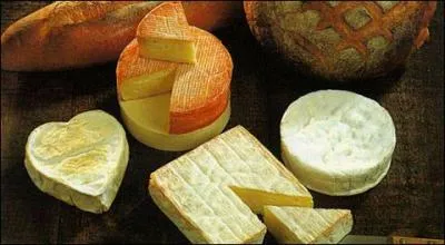 Pas de repas sans fromages ! Pourquoi ne pas choisir l'emblème et la crème de la gastronomie fromagère de Normandie, celui qui se trouve au premier plan du plateau ?