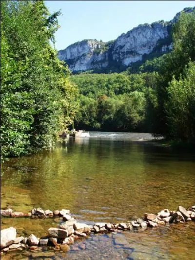 Quelle ville est arros&eacute;e par l'Aveyron ?