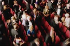 Les spectateurs sont (sortir).