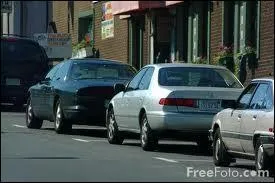 Ma voiture est (garer) devant le magasin.