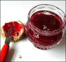 Ici, les confitures sont (cuire) dans des chaudrons de cuivre.