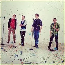 Quelle chanson est chantée dans cette image ?