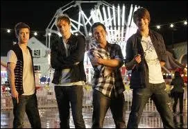 Quelle chanson est chantée dans cette image ?