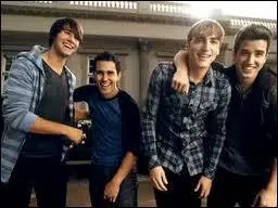 Quelle chanson est chantée dans cette image ?