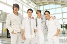 Quelle chanson est chantée dans cette image ?