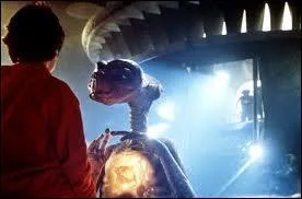 J'ai envie de dire " Téléphone maison". C'est Steven Spielberg qui a réalisé ce film en 1982. De quel film est extraite cette scène de soucoupe volante ?