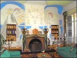 Les murs de quelle célèbre maison sont-ils entièrement couverts de ces fameux dessins de Cocteau ?