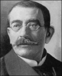 Social-démocrate, nommé ministre de la guerre en 1919 par le nouveau gouvernement, j'écrase dans le sang la révolution allemande de 1918-1919 en n'ayant pas peur de faire appel à des milices : groupes paramilitaires "clandestins" constitués d'anciens officiers, de monarchistes ou d'extrémistes de droite divers appelés corps francs. Je suis ...
