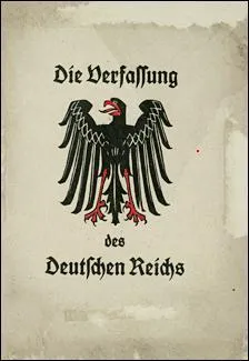 Le 11 août 1919, la constitution de Weimar est adoptée par l'Assemblée nationale constituante. Que ne prévoit-elle absolument pas ?