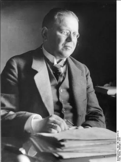 Le 26 aout 1921, Matthias Erzberger (Zentrum) ancien ministre des Finances est assassiné. Walter Rathenau, chef d'entreprise influent (magnat de l'électricité) connaîtra le même sort ... Cluedo : Qui est le coupable ?