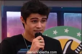 Je vois Tomás qui chante, quelle est la chanson qu'il interprète ?