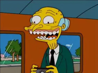Dans l'épisode "Aux frontières du réel", de combien de temps les opérations hebdomadaires de Mr Burns visent à retarder sa mort ?