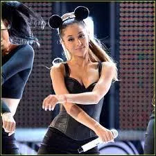 Ariana Grande a chanté :