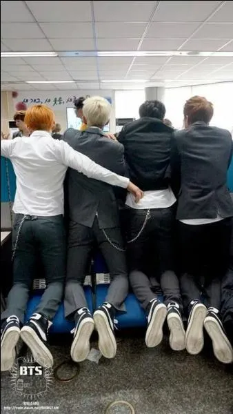 À quoi jouent les BTS quand ils enregistrent une introduction avant leur premier "fanmeeting" ?