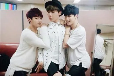 Qui sont les deux autres membres qui l'ont rejoint et avec qui il a dansé sur des chansons de Girlsband ?