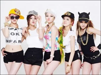 Sur quelle chanson de SPICA dansent Jin, J-Hope, Jimin, Suga et V alors qu'ils se trouvent dans les coulisses ?