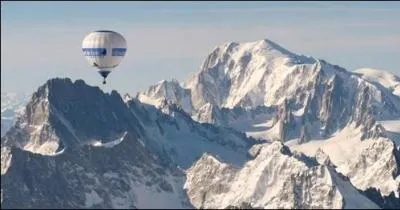 A combien de mètres d'altitude culmine le Mont Blanc ?