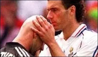 Durant la Coupe du monde de football en 1998, Laurent Blanc avait pour rituel d'embrasser le crâne d'un membre de son équipe avant chaque match. Il s'agissait de :