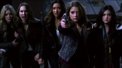 Sur qui Hanna pointe-t-elle le pistolet ? (voir image)