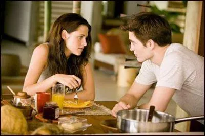 Bella est fascinée par ce garçon qui, pour sa part, semble avoir un secret caché... Quel est ce secret ?