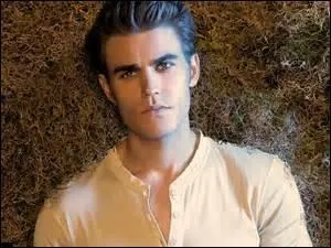 Comment s'appelle le père de Stefan et de Damon ?