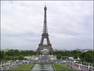 Commençons avec une question très simple . Dans quelle ville française peut-on apercevoir ce monument construit par Gustave Eiffel en 1889 ?