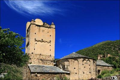 Quel est ce village des Pyrénées-Orientales sis sur les contreforts du Madrès qui fut longtemps le siège d'une vicomté où vous pourrez assister à la fête de la Transhumance en juin ?